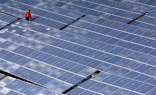 Un homme travaille sur une centrale solaire (image d'illustration).