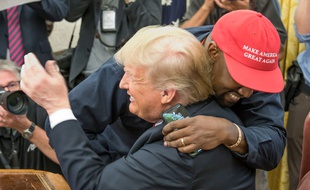 Le rappeur Kanye West et Donald Trump lors de leur rencontre à la Maison Blanche