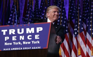Donald Trump livre son discours de victoire à l'élection présidentielle américaine, le 9 novembre 2016.