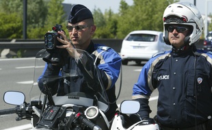 Une patrouille de CRS de Lyon effectue des contrles radars sur l'A43, le 8 mai 2011. CYRIL VILLEMAIN/20 MINUTES