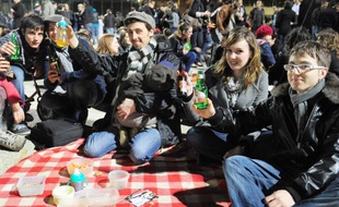4.000 personnes ont participé à un apéritif géant organisé via Facebook, le 25 mars 2010, à Rennes