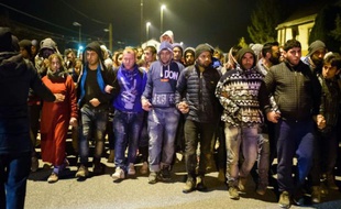 Migrants et réfugiés à leur arrivée le 20 octobre 2015 dans un centre à Sentilj à la frontière entre la Slovénie et l'Autriche
