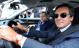 François Fillon dans une voiture avec Jean Todt aux 24 Heures du Mans en 2011.