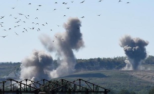 Combats le 18 septembre 2014 près de la ligne de front à Zouïvka, à 50 kilomètres de Donetsk, à l'est de l'Ukraine