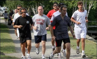 Cécilia Sarkozy flânant dans les rues, son mari faisant son jogging: le couple Sarkozy a repris dimanche le cours de ses vacances à Wolfeboro (New Hampshire, nord-est), au lendemain de l'invitation du président George W. Bush dans l'Etat voisin du Maine.