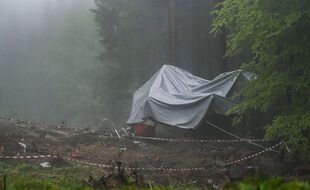 Les carabiniers italiens ont mis une bâche sur la cabine du téléphérique après sa chute, à Stresa le 24 mai 2021.