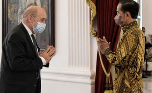 Le ministre des Affaires étrangères, Jean-Yves Le Drian, et le président indonésien Joko Widodo, à Jakarta le 24 novembre 2021.