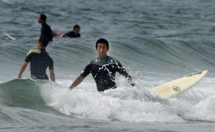 Sable blanc, soleil éclatant, vagues imposantes: la plage de Toyoma fournit un cadre idéal aux surfeurs venus de bon matin glisser sur les flots... si ce n'est qu'elle est située à 50 kilomètres de la centrale nucléaire accidentée de Fukushima.