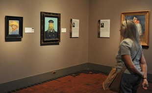 Une visiteuse admire des peintures de Vincent Van Gogh, au musée d'art de Détroit, 2 octobre 2013
