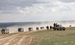 Des civils fuient la dernière poche tenue par Daech, autour de Baghouz, en février 2019.