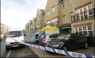 Le gouvernement britannique a tenté lundi de rassurer le public après la mort de l'ex-agent russe Alexandre Litvinenko, même si des traces de radiations ont été détectées dans d'autres endroits de Londres et trois personnes invitées à passer des tests médicaux.
