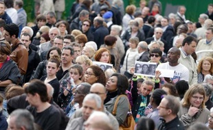 Près d'un millier de personnes participent à Villejuif à une marche silencieuse en hommage à Aurélie Châtelain le 25 avril 2015