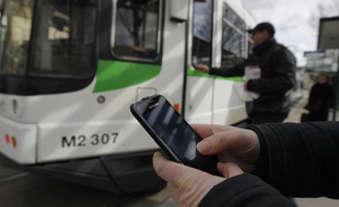 NANTES, le 15/03/2013 Une personne travaille sur son telephone portable avant de monter dans le tram