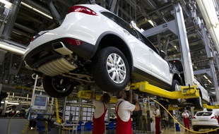 Un 4x4 Porsche Cayenne sur une chaîne d'assemblage en Allemagne.