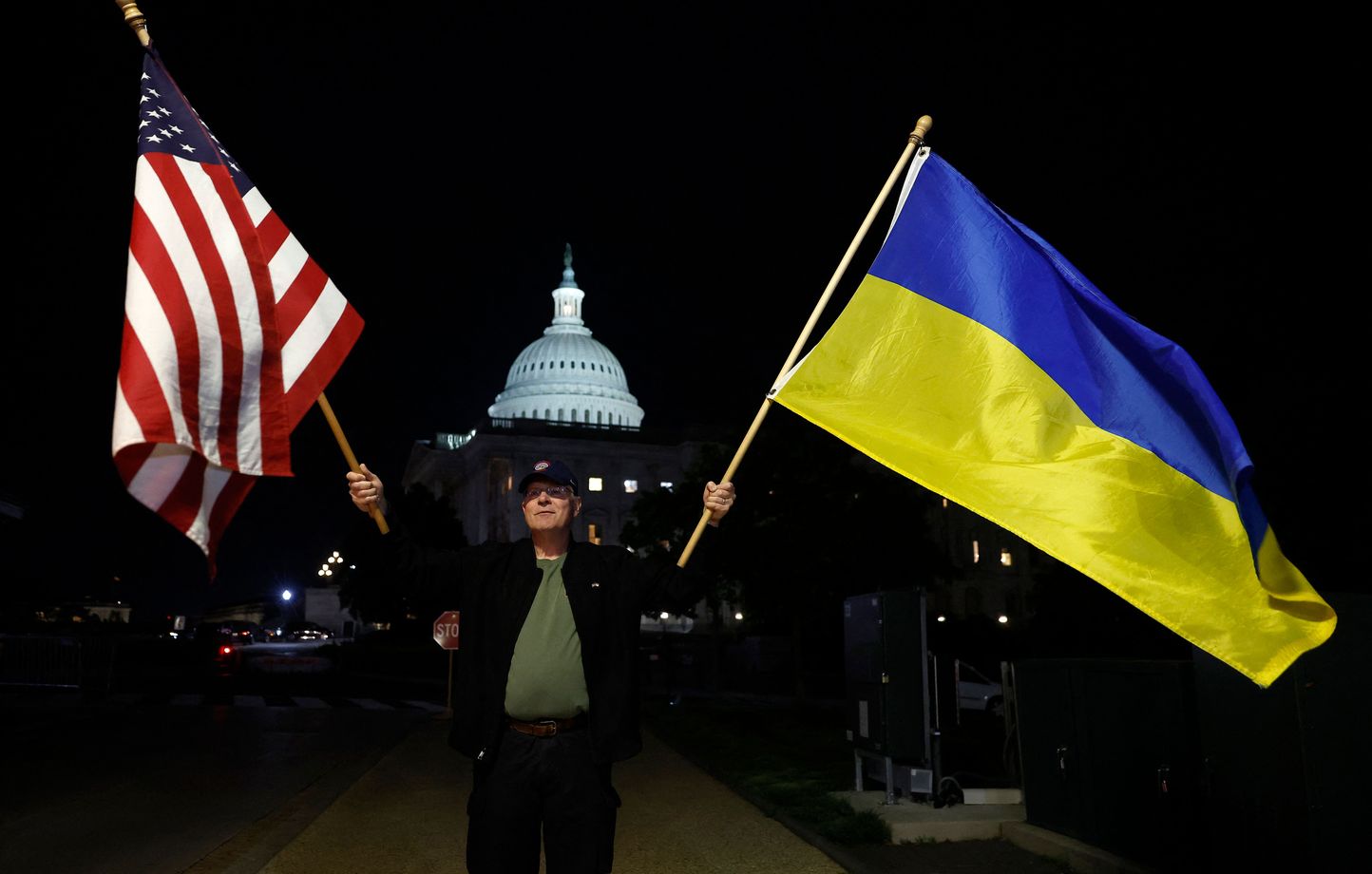 Un partisan de l’Ukraine devant le Capitole américain après que le Sénat a adopté un projet de loi comprenant une aide de 61 milliards de dollars pour Kiev, à Washington le 23 avril 2024.