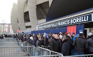 Les supporters du PSG, faisant la queue pour obtenir des billets pour PSG - Barça, le 18 mars 2013.