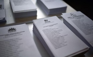 Des piles de bulletins de vote le 25 janvier 2015 dans un bureau de vote à Athènes