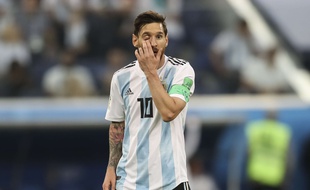 Lionel Messi se met le doigt dans l'oeil.