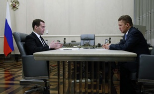 Le Premier ministre russe Dimitri Medvedev (à gauche) rencontre le directeur général de Gazprom, le 3 avril 2014. Le géant gazier a enjoint l'Ukraine de payer sa dette.