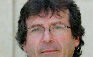 Un député PS a écrit à Bernard Accoyer (UMP) pour lui demander s'il pouvait participer à la consultation que celui-ci organise mardi prochain à l'Assemblée prochain sur un nouveau vote à l'UMP, estimant que "l'affaire a pris une dimension nationale".