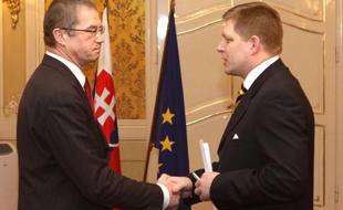 Le Russe Alexander Medvedev (g) Pdg adjoint de Gazprom lors d'une rencontre avec le Premier ministre slovaque Robert Fico Bratislava le 23 janvier 2009