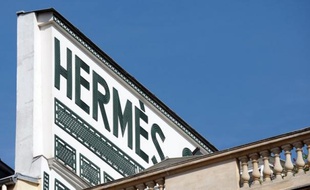 La maison de luxe Hermès a enregistré au premier semestre une hausse de 21,9% de son chiffre d'affaires à 1,59 milliard d'euros, légèrement supérieure aux attentes, grâce à des ventes soutenues et maintenu ses prévisions de croissance de son activité pour 2012, a-t-elle annoncé jeudi.