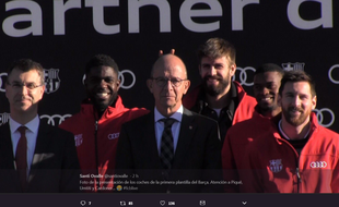 Partout des adultes, et au milieu, avec le sourire jusqu'aux oreilles, un enfant.
