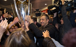 Le président du RC Toulon Mourad Boudjellal et le trophée de la Champions Cup à l'aéroport de Hyères-Toulon, le 3 mai 2015.