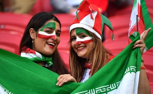 Des iraniennes au stade de foot.