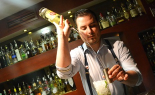 Rémi, le chef barman du Papa Doble, à Montpellier.