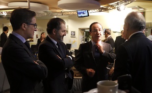 Le président Francois Hollande (deuxième à droite) entouré de son conseiller Aquilino Morelle, le patron du groupe Lagardère Active Denis Olivennes et le journaliste Jean-Pierre Elkabbach à Europe 1 le 21 décembre 2012 à Paris