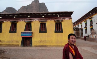 Le plus haut responsable du Parti communiste chinois de Lhassa a ordonné un renforcement de la surveillance policière des monastères au Tibet, après des manifestations de Tibétains violemment réprimées la semaine dernière dans des régions tibétaines voisines.