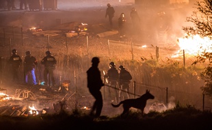 La police patrouille autour du camp de migrants de Grande-Synthe, ravagé par un incendie le 10 avril 2017.