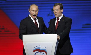 Vladimir Poutine et Dimitri Medvedev durant un congrès de Russie unie à Moscou, le 27 novembre 2011.