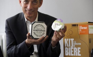 Xavier Terlet, président du cabinet XTC, présente plusieurs produits dont un kit pour fabriquer soi-même de la bière, le 16 octobre 2014 à Paris