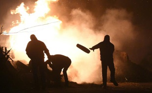 Des éleveurs brûlent des pneus sur la RN 12 le 20 janvier 2016 près de Saint Brieuc, lors d'une manifestation pour attirer l'attention sur leur situation économique