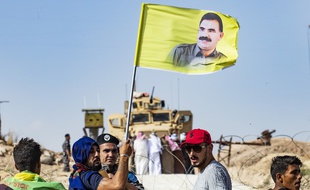 Des jurdes brandisssant le drapeau du leader emprisonné par les turcs Abdullah Öcalan.