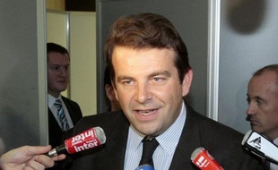 L'élu UMP des Hauts-de-Seine Thierry Solère a estimé lundi que la candidature de Claude Guéant aux législatives à Boulogne était "une erreur", assurant que lui-même serait candidat dans cette ville des Hauts-de-Seine.