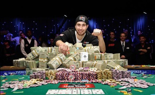 Jonathan Duhamel pose avec son pactole et son bracelet de champion du monde de poker à Las Vegas, le 8 novembre 2010.
