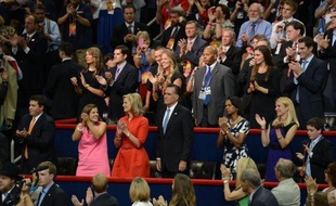 Mitt Romney a gagné mardi à la convention républicaine de Tampa (Floride) son passeport pour la présidentielle de novembre, assorti d'une vibrante déclaration d'amour de son épouse, dans un discours taillé pour séduire les femmes et "humaniser" le champion républicain.