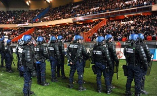 Les gendarmes postés au pied de la tribune Boulogne, au Parc des Princes, lors d'un match entre le PSG et Marseille, le 28 février 2010.