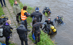 Des plongeurs ont permis de nettoyer les fonds du canal de l'Ill sur un kilomètre à Strasbourg.