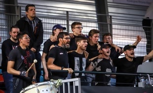 Ici lors du quart de finale aller contre Tarbes le 17 avril, le Kop Asv'elles donne de la voix depuis cinq mois à Mado Bonnet.