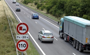 Un panneau de limitation à 110 km/h sur une autoroute française. (archives)