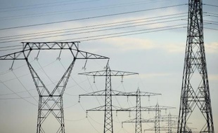 Des poteaux électriques près de la centrale nucléaire de Fessenheim