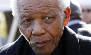 L'ancien président Nelson Mandela, arrive aux obsèques de son arrière-petite-fille, Zenani Mandela, à Sandton, au nord de Johannesburg, le 17 juin 2010.