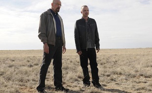 Walter White (Bryan Cranston, à g) et Jessie Pinkman (Aaron Paul, à d) dans les plaines riantes du Nouveau-Mexique pour Breaking Bad