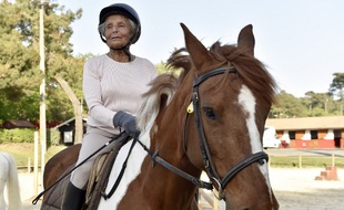 Nicole de Villeneuve vient de remporter son premier concours hippique à 89 ans.