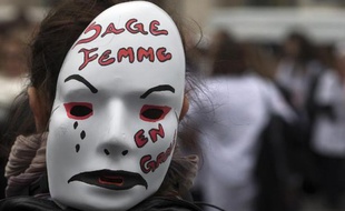 Une sage-femme participe à une manifestation le 19 février 2014 à Paris