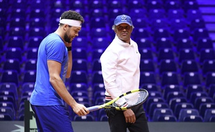 Yannick Noah à l'entraînement des Bleus avec Jo-Wilfried Tsonga, avant la finale de Coupe Davis contre la Croatie à Lille, le 22 novembre 2018.